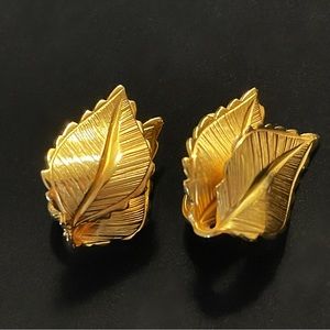 ✨Elegant Vintage Giovanni Signed Figural Leaves Clip-on Earrings